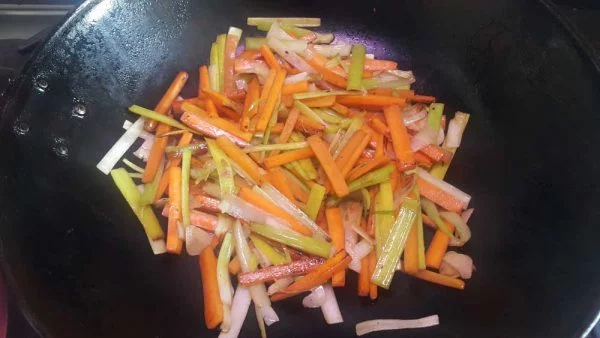 Karkówka z marchwią stri-fry w karmelowym sosie smażenie warzyw